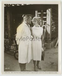 6h821 SPARTACUS candid 8.25x10 still '60 Kirk Douglas listening to Janet Leigh complain about Tony!