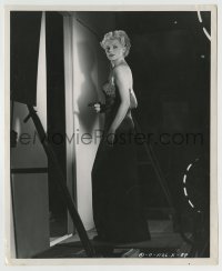 8a534 LADY FROM SHANGHAI candid 8.25x10 still 1947 sexy Rita Hayworth with gun behind movie set!