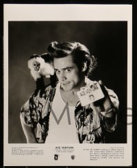 8d514 ACE VENTURA PET DETECTIVE presskit w/ 7 stills 1994 great images of wacky Jim Carrey!