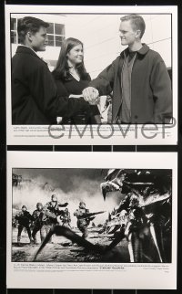 8d929 STARSHIP TROOPERS presskit w/ 13 stills 1997 Paul Verhoeven, from Robert A. Heinlein novel!