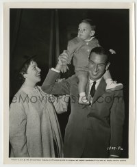 8s340 GREAT MAN candid 8.25x10 still 1957 Jose Ferrer with his young son & daughter on the set!