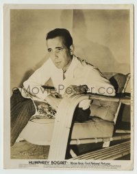 8s384 HUMPHREY BOGART 8x10.25 still 1940s great close up reading magazine in bamboo chair!