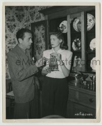 8s385 HUMPHREY BOGART/LAUREN BACALL 8.25x10 still 1940s the famous couple at home by china cabinet!