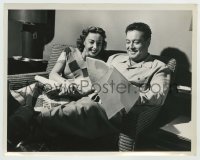 8s414 JACKIE GLEASON/AUDREY MEADOWS TV 7x9 still 1950s Honeymooners stars amused by their script!