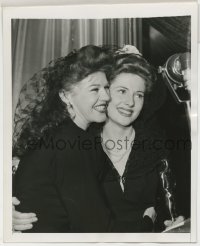 1h350 GINGER ROGERS/JOAN FONTAINE 6.25x7.5 news photo 1942 Ginger presents Joan with her Oscar!