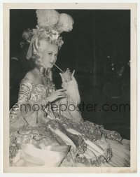 1h616 MARIE ANTOINETTE candid 8x10.25 still 1938 Anita Louise drinking orange juice between scenes!