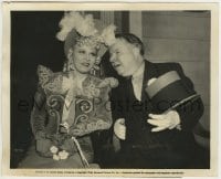 1h670 MY LITTLE CHICKADEE candid 8x10 still 1940 W.C. Fields & Mae West enjoy a friendly chat!