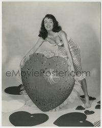 1h690 NORA HAYDEN 7.5x9.5 news photo 1950s she's captivated by an out-sized frilly heart!