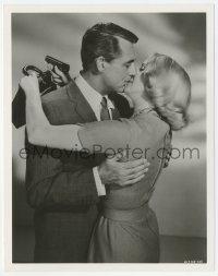 1h692 NORTH BY NORTHWEST deluxe 8x10.25 still 1959 Grant & Saint kissing while she gets her gun!