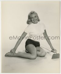 1h714 PATRICIA CAWLEY 7.5x9.25 news photo 1950s sexy blonde Hollywood newcomer with garden hoe!