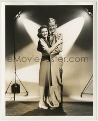 1h806 SEE HERE PRIVATE HARGROVE candid deluxe 8x10 still 1944 Robert Walker & Donna Reed w/ lights!