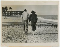 1h330 FRANK SINATRA/AVA GARDNER 7.25x9 news photo 1951 newlyweds walking barefoot on Miami Beach!