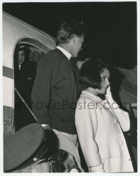 1m557 ELIZABETH TAYLOR/RICHARD BURTON deluxe 10.5x13 still 1969 celebrity couple disembarking plane!