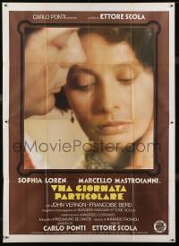 2p472 SPECIAL DAY Italian 2p 1977 best super close up of Sophia Loren & Marcello Mastroianni!