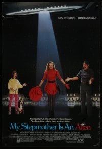 4z628 MY STEPMOTHER IS AN ALIEN 1sh 1988 family image of Dan Aykroyd, Kim Basinger, Alyson Hannigan