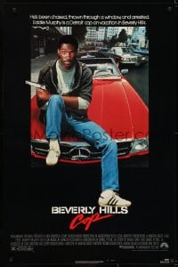 6r097 BEVERLY HILLS COP 1sh 1984 great image of detective Eddie Murphy sitting on red Mercedes!