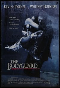 6r124 BODYGUARD DS 1sh 1992 full-length image of Kevin Costner carrying Whitney Houston!