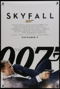 6r811 SKYFALL advance DS 1sh 2012 November 9 style, Daniel Craig as James Bond on back shooting gun!