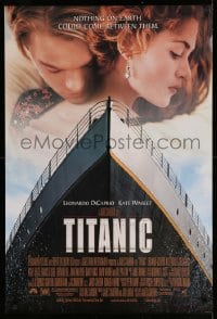 6r913 TITANIC 1sh 1997 great romantic image of Leonardo DiCaprio & Kate Winslet!