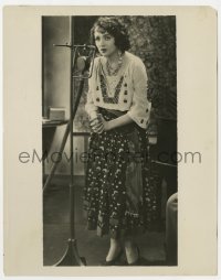 7h114 BEBE DANIELS 8x10.25 radio publicity still 1920s full-length speaking into NBC microphone!