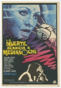 8c104 DEATH WALKS AT MIDNIGHT Spanish herald 1973 wild horror art of woman & spiked gauntlet!