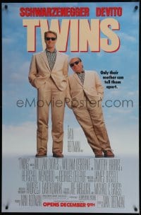 8k083 TWINS half subway 1988 Arnold Schwarzenegger & Danny DeVito are an unlikely duo!