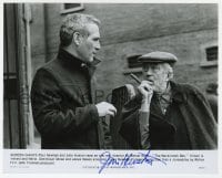 9r428 JOHN HUSTON signed 7.75x9.5 still 1973 candid with Paul Newman on the set of Mackintosh Man!