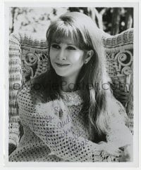 9r436 JULIE HARRIS signed 8x10 still 1968 seated smiling close up on when she made The Split!