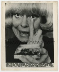 1a167 CAROL CHANNING 8.25x10 news photo 1973 thief stole her silver box containing fake eyelashes!