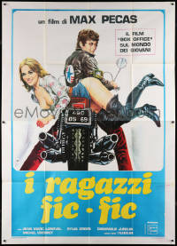 9f290 TEASERS GO TO PARIS Italian 2p 1980 Aller art of sexy woman laying on man's motorcycle, rare!