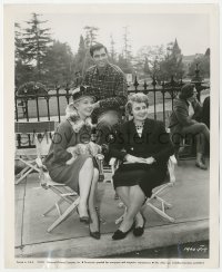 2h643 MIDNIGHT LACE candid 8.25x10 still 1960 John Gavin with Doris Day & her mother between scenes!