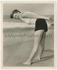 2h644 MILLION DOLLAR MERMAID candid deluxe 8.25x10 still 1952 Esther Williams relaxing at the beach!