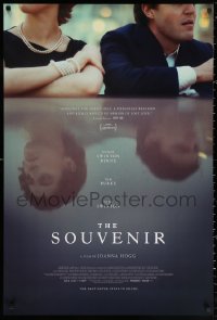 2r808 SOUVENIR DS 1sh 2019 Honor Swinton Byrne, Tom Burke, the past never stays in focus!