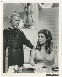 3r0161 CLEOPATRA 8.25x10 still 1963 close up of Hume Cronyn standing behind Elizabeth Taylor!