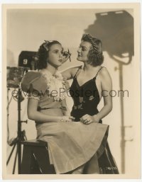 3r0182 DEANNA DURBIN/DORIS NOLAN candid 8x10.25 still 1936 touching up makeup between scenes!