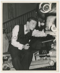 4w1289 HIGHER & HIGHER candid 8.25x10 still 1943 young Frank Sinatra looking through the camera lens!