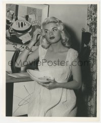 4w1345 JAYNE MANSFIELD 8.25x10 still 1957 the sexy blonde star rubbing something on her face!