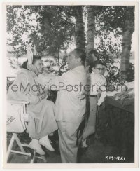 4w1454 MARJORIE MORNINGSTAR candid 8x10 still 1958 director Rapper puts bunny ears on Natalie Wood!