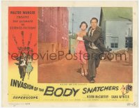 6m0123 INVASION OF THE BODY SNATCHERS LC 1956 c/u of Kevin McCarthy & Dana Wynter running in alley!