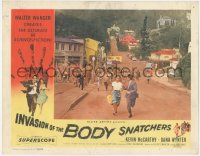 6m0122 INVASION OF THE BODY SNATCHERS LC 1956 best far shot of Kevin McCarthy & Dana Wynter running!