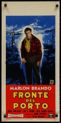 7t1028 ON THE WATERFRONT Italian locandina R1960 Kazan, full-length art of Marlon Brando w/gun!