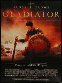 7y0941 GLADIATOR French 1p 2000 close up of kneeling Russell Crowe, directed by Ridley Scott!