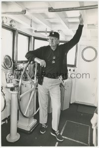 8m0268 JOHN WAYNE deluxe 9.5x14 still 1972 great candid portrait of im behind the wheel of his ship!