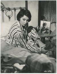 8m0270 KEY deluxe 10.5x13.5 still 1958 Carol Reed, Sophia Loren wearing pajamas by Holden's photo!