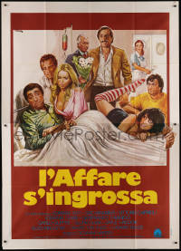 9b0572 MASCHIO LATINO CERCASI Italian 2p 1976 wacky Enzo Sciotti art of top cast in hospital bed!