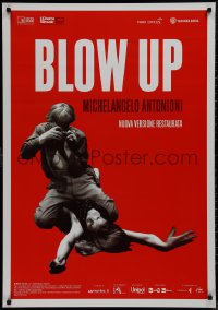 9k0427 BLOW-UP Italian 1sh R2017 Michelangelo Antonioni, Hemmings straddles sexy Verushka!