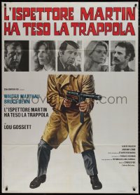 9p1930 LAUGHING POLICEMAN Italian 1p 1974 Walter Matthau, art of of man with gun under top cast!