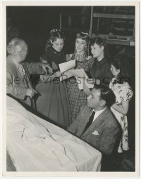 9t0922 LITTLE WOMEN candid 8x10 key book still 1949 Liz Taylor, Leigh, Allyson & O'Brien rehearsing!