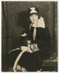 9y1176 DOROTHY GISH deluxe 7.75x9.75 still 1928 seated portrait in cool velvet coat & matching hat!