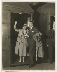 9y1213 GLORIA SWANSON 8x10.25 news photo 1927 in NY w/royal husband boarding train for west coast!